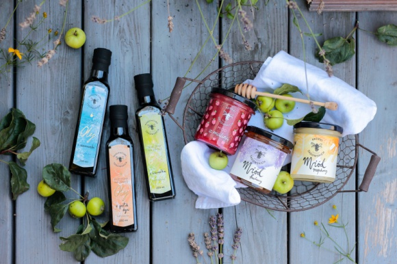 Oleje z Manufaktury Sadowskich - nowość! Zdrowie, LIFESTYLE - Nierafinowane oleje tłoczone na zimno z Manufaktury Rodziny Sadowskich to pewne źródło wartościowych składników o działaniu przeciwzapalnym, przeciwwirusowym i antybakteryjnym. Wyjątkowo cennych dla poprawy zdrowia i samopoczucia.