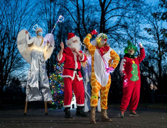 Amazon i Fundacja „Dr Clown” zorganizowali świąteczne atrakcje dla dzieci Zdrowie, LIFESTYLE - Amazon i Fundacja „Dr Clown” zorganizowali świąteczne atrakcje dla małych pacjentów z sześciu placówek znajdujących się w pobliżu centrów logistycznych firmy. Kolorowe iluminacje, występy artystyczne wprowadziły promyk nadziei i radości do szpitalnych pomieszczeń.