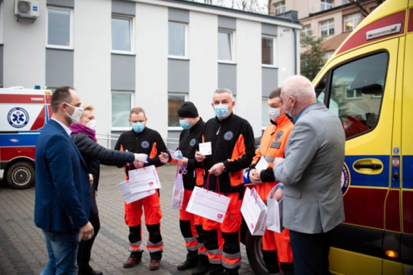 Świąteczny prezent od VIVO! dla ratowników medycznych Zdrowie, LIFESTYLE - Lekarze, pielęgniarki czy ratownicy medyczni to grupy zawodowe, które od początku trwania pandemii dzielnie walczą z koronawirusem. Ciężką i odpowiedzialną pracę medyków doceniło VIVO! Krosno, które przygotowało dla pracowników Pogotowia Ratunkowego świąteczne upominki.