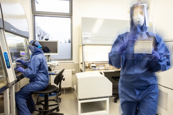 INVICTA: możemy przeprowadzić nawet 8000 testów na dobę Zdrowie, LIFESTYLE - Medyczne Laboratoria Diagnostyczne INVICTA dzięki automatyzacji procesu diagnostycznego oraz zastosowaniu innowacyjnych rozwiązań technologicznych, są w stanie przeprowadzić nawet 8000 badań na koronawirusa w ciągu 24 h.