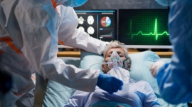 Ordynator oddziału covidowego: „Leczymy nie tylko ciała, ale też dusze" Zdrowie, LIFESTYLE - - Brak fizycznego kontaktu z rodziną, brak możliwości opuszczenia oddziału, widok ludzi walczących o każdy oddech, śmierć zaglądająca w oczy niemal każdemu – pobyt na oddziale covidowym to traumatyczne przeżycie dla personelu i pacjentów.