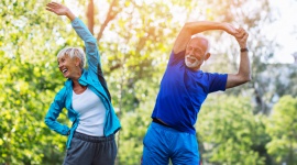 Jak wspierać seniorów w codziennej aktywności Zdrowie, LIFESTYLE - Regularny ruch ma zbawienne działanie na nas wszystkich, jednak szczególnie ważny jest w przypadku osób starszych. Dostosowana do wieku aktywność fizyczna poprawia samopoczucie i opóźnia efekty starzenia. Ale jak zachęcić seniorów do codziennej dawki ruchu? Podpowiadamy.